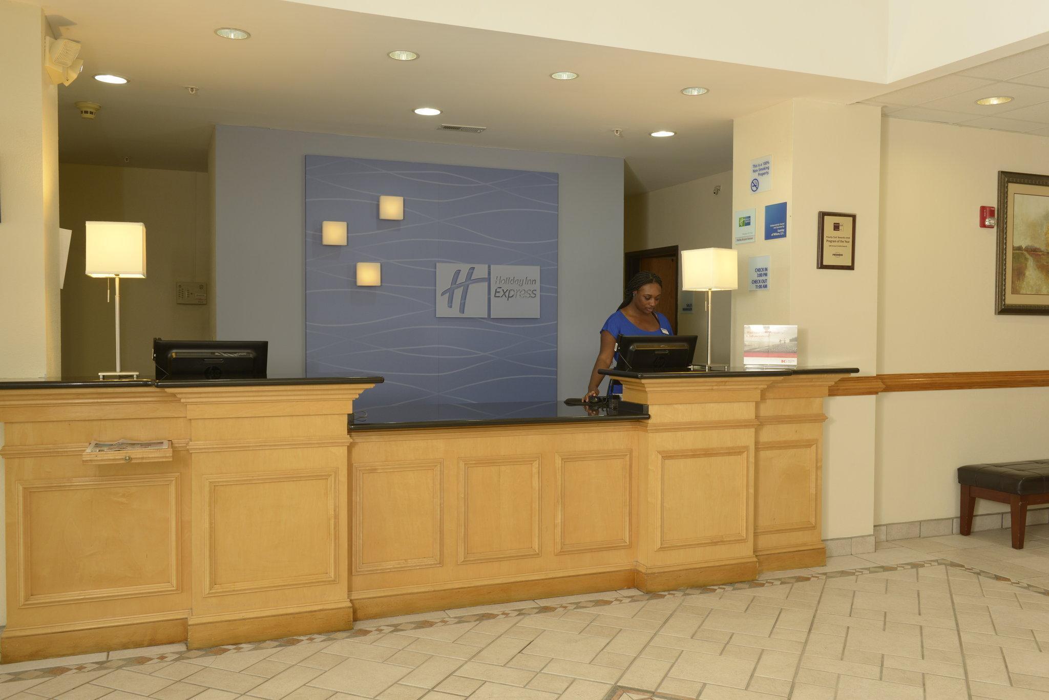 Holiday Inn Express & Suites Wilson-Downtown By Ihg Exterior foto